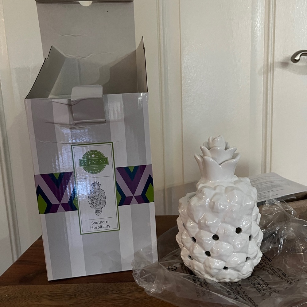 Scentsy mini Pineapple Warmer never used